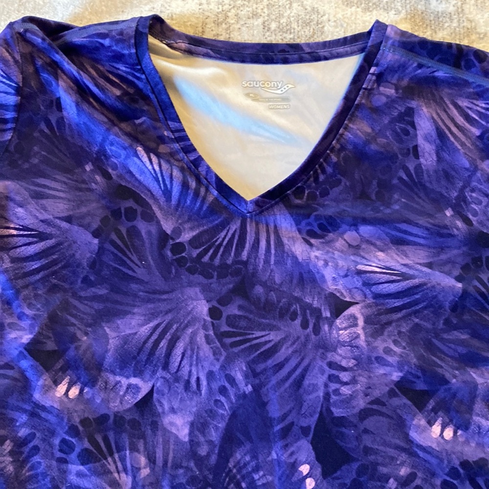 Women’s XL saucony long sleeve running shirt. Like new.